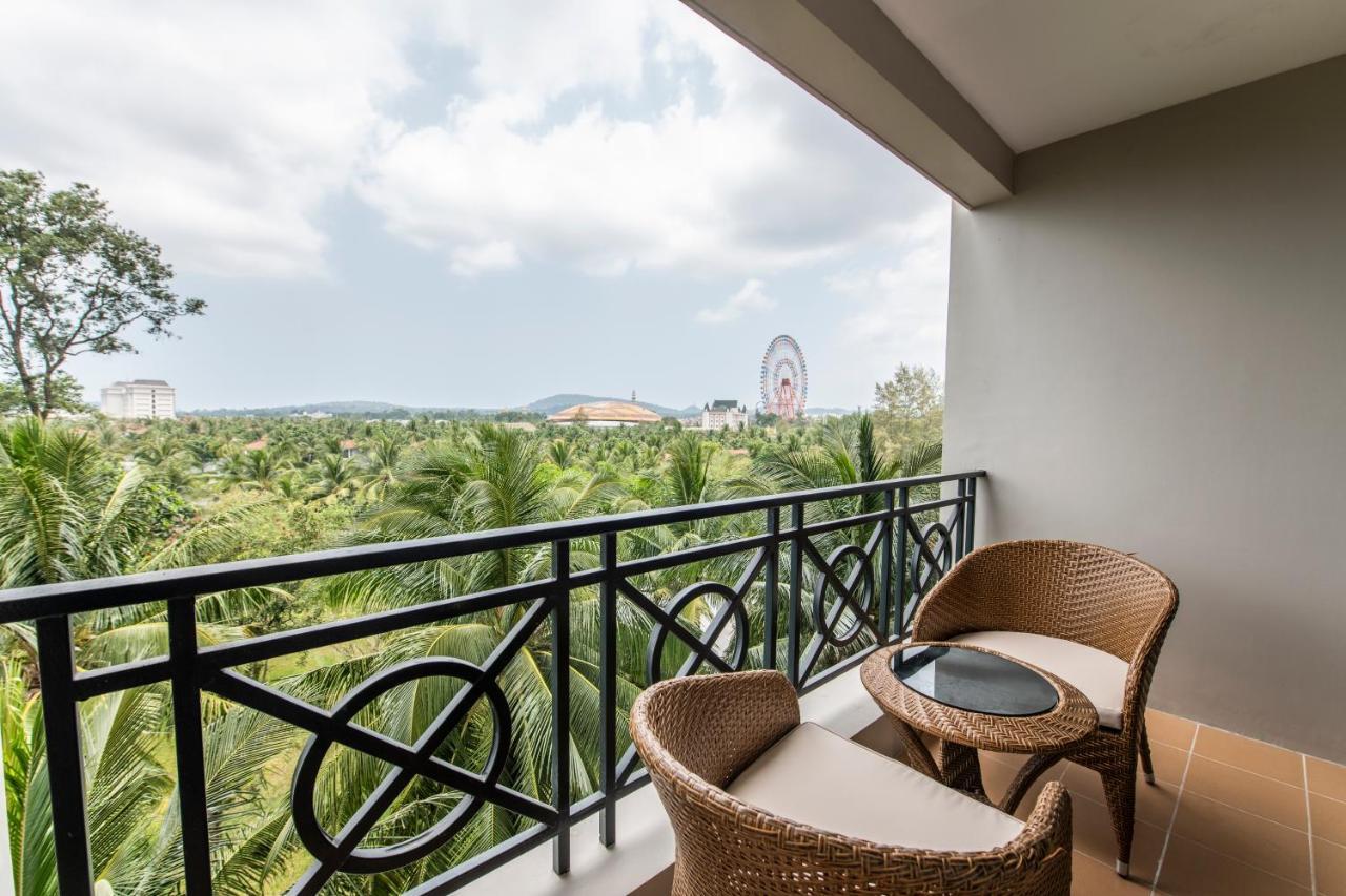 Vinpearl Resort & Spa דואונג דונג מראה חיצוני תמונה A balcony at a hotel in Vietnam